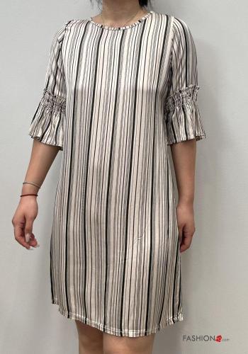 Vestido curto gola redonda às riscas manga três quartos