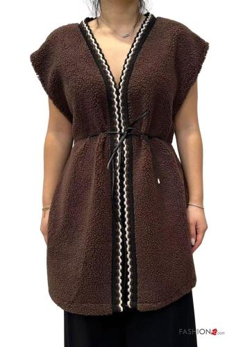 Gilet with belt with v-neck with pockets