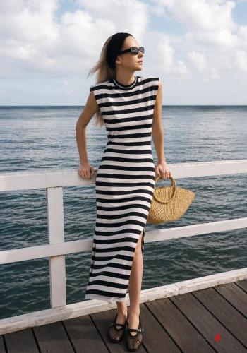 Vestido com ombreiras