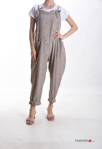 verstellbarer Oversize Latzhose aus Leinen mit Taschen mit T-Shirt